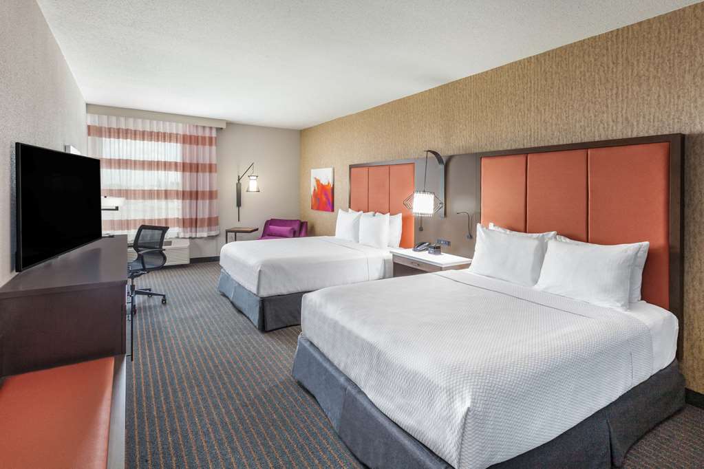 La Quinta Inn & Suites Houston East I-10 - thumb 6