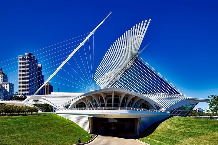 Private Transfer Milwaukee To Milwaukee Airport MKE In A Luxury Car - thumb 1