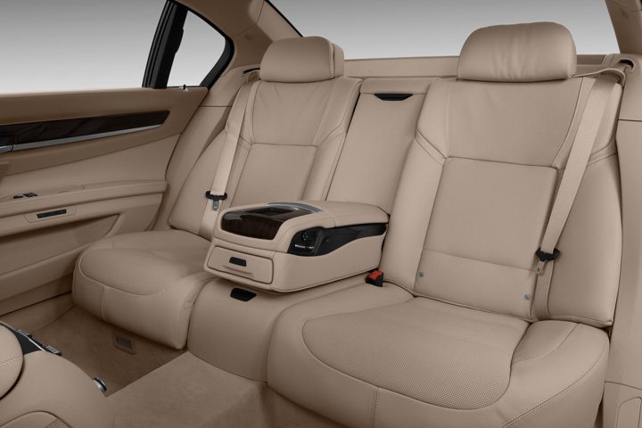 Private Transfer Milwaukee To Milwaukee Airport MKE In A Luxury Car - thumb 3